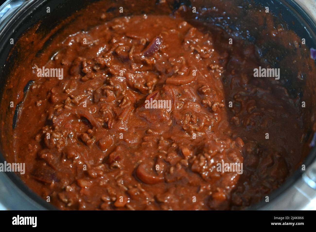 Sauce bolognaise aux spaghetti frais de style italien, cuisine méditerranéenne Banque D'Images