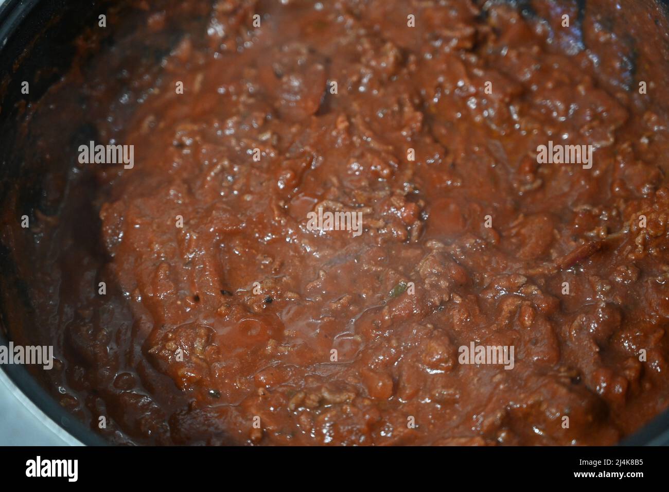 Sauce bolognaise aux spaghetti frais de style italien, cuisine méditerranéenne Banque D'Images