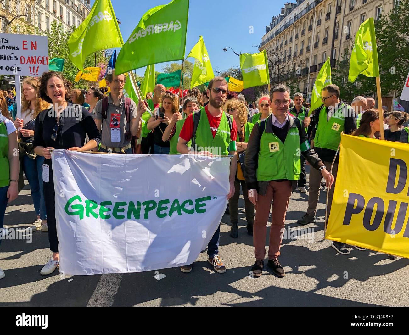 Paris, France, une foule nombreuse, des militants environnementaux de Greenpeace avec la bannière de protestation de Paris, manifestant à l'anti-extrême droite, manifestation contre le racisme Banque D'Images