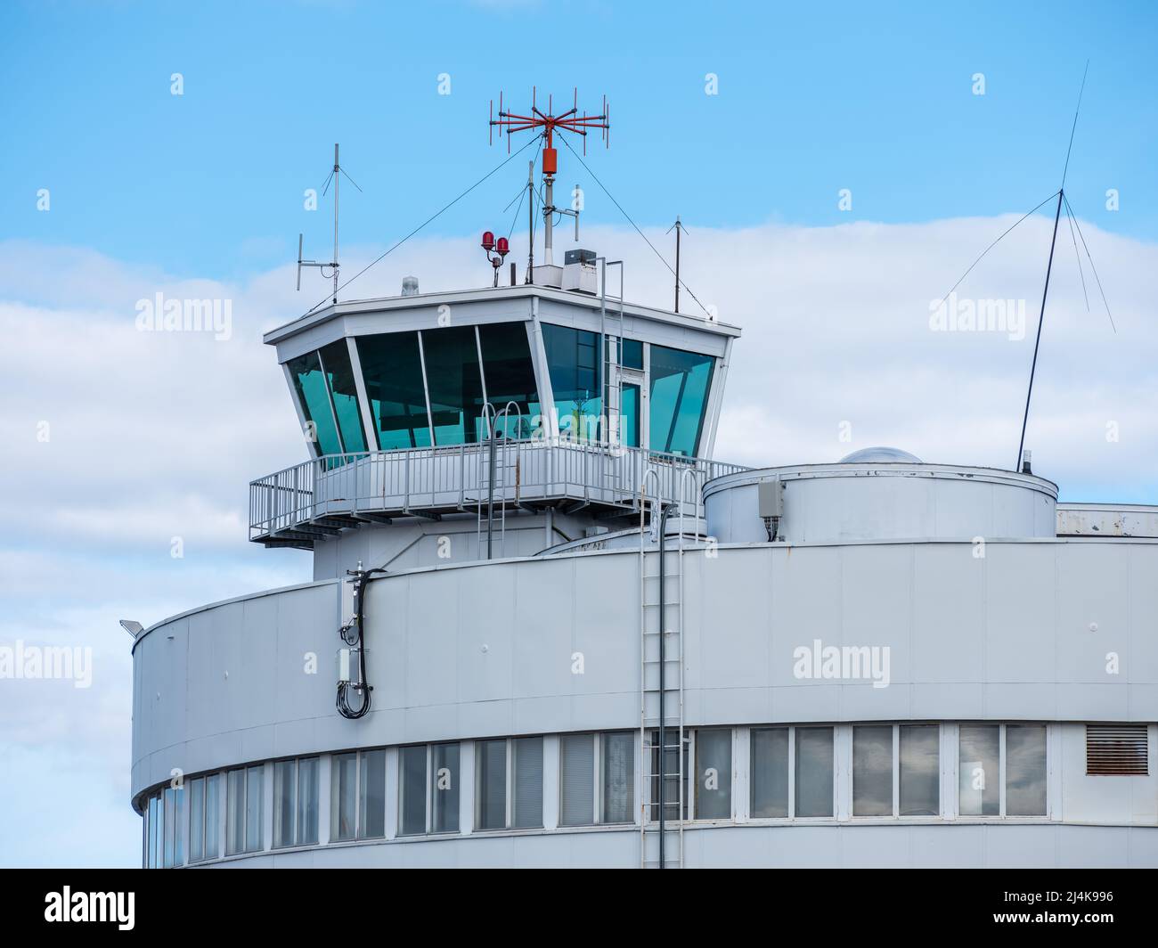 Helsinki / Finlande - 16 AVRIL 2022 : Helsinki / Finlande - 16 AVRIL 2022 : Tour de contrôle de la circulation aérienne désaffectée à l'aéroport abandonné contre un clou Banque D'Images