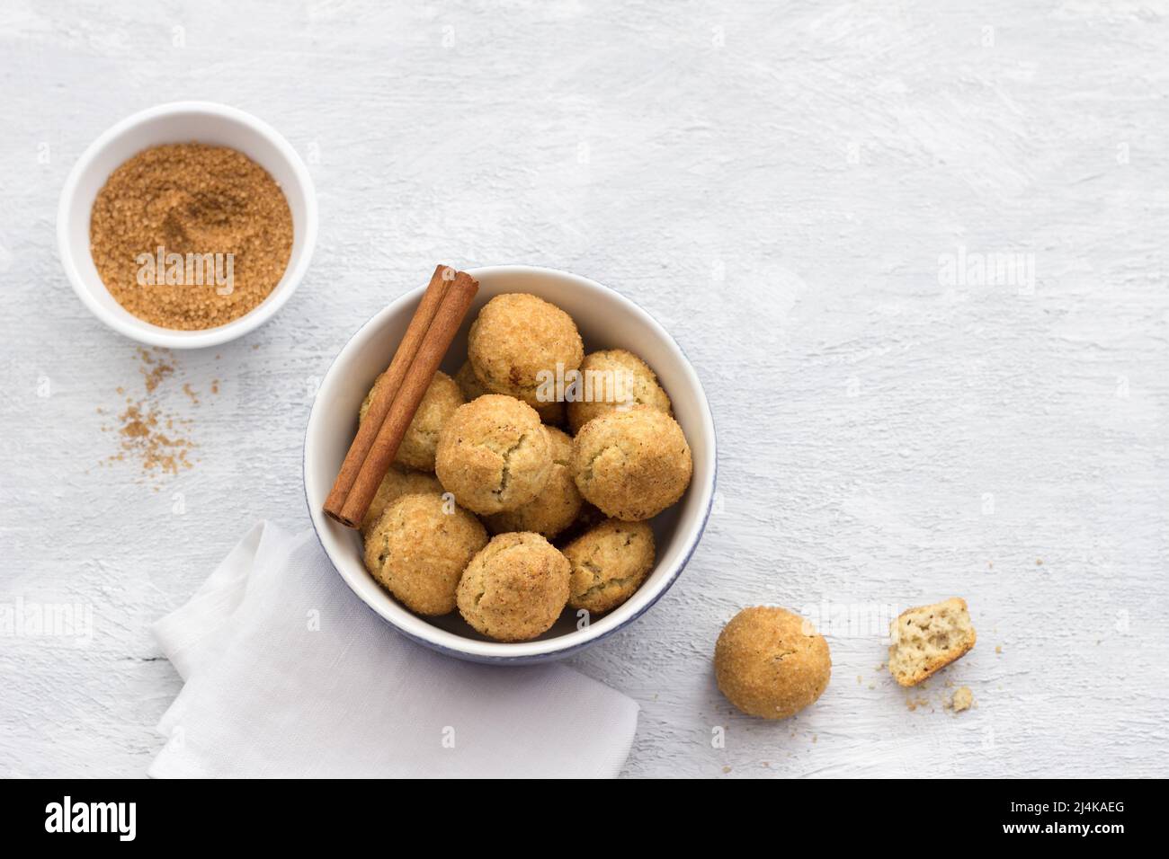 Biscuits snickerdoodle fraîchement cuits à la cannelle sur fond gris, vue du dessus. Biscuits américains traditionnels Banque D'Images