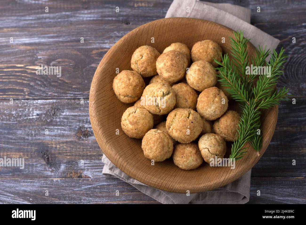 Biscuits snickerdoodle fraîchement cuits à la cannelle sur fond de bois, vue du dessus. Biscuits américains traditionnels Banque D'Images