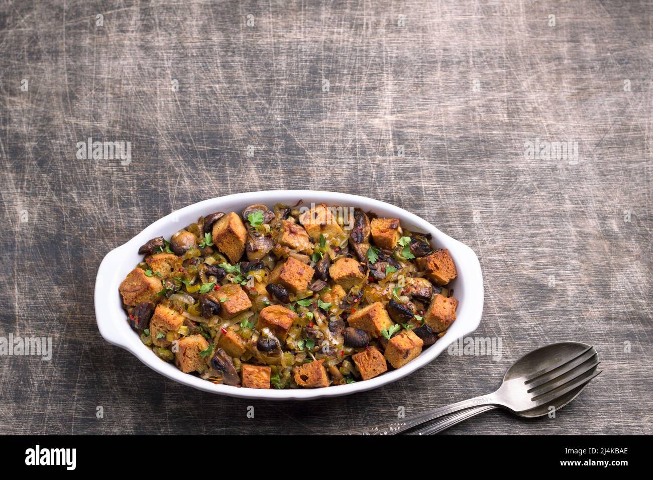 Farce végétalienne de champignons, poireaux et croquants de croûtons sur une table en bois, vue sur le dessus, horizontale, espace libre. Repas traditionnel de Thanksgiving Banque D'Images