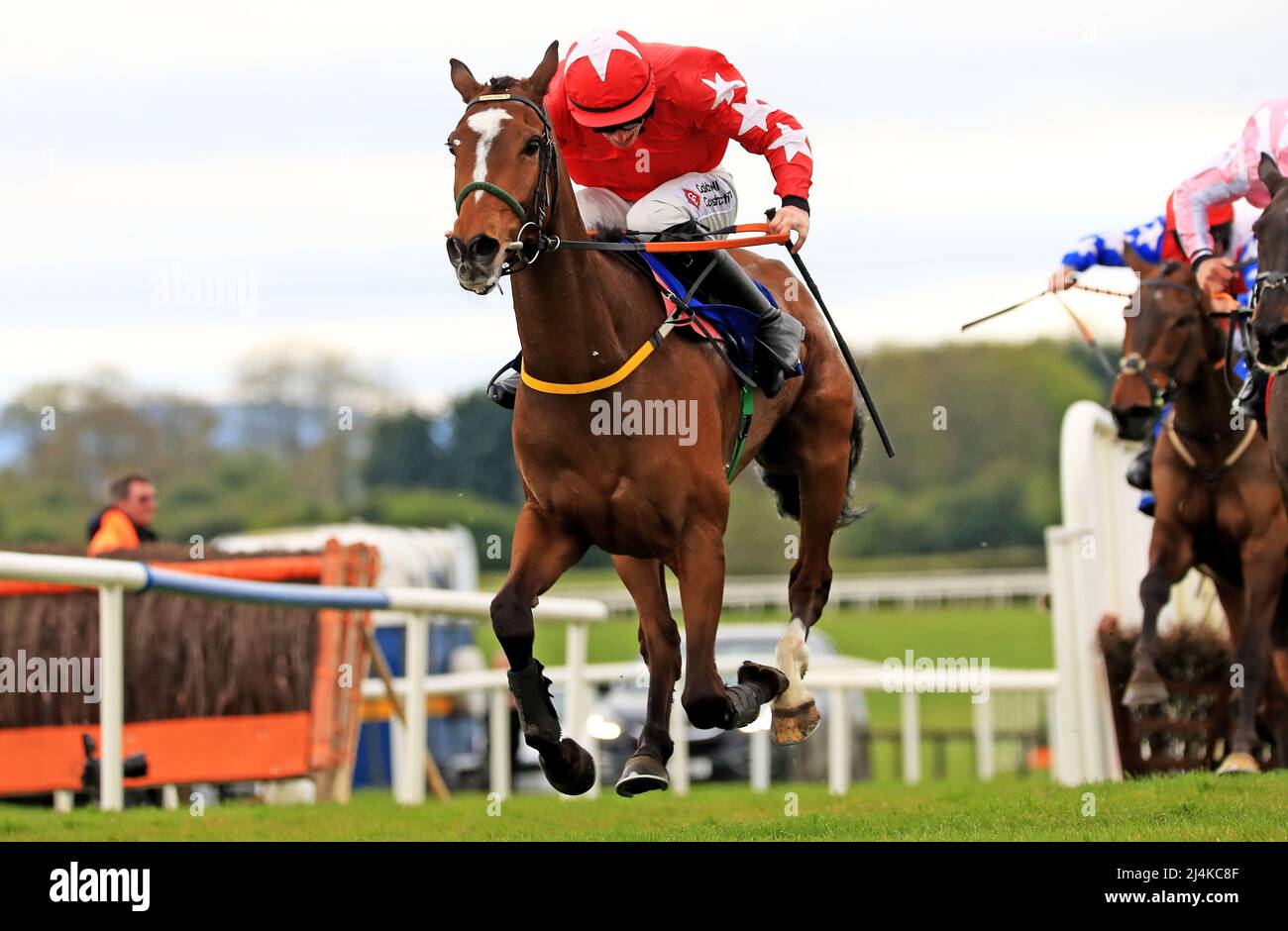 Jack Kennedy et Bugs Moran viennent de derrière pour gagner la cinquième course à l'hippodrome de Fairyhouse. Date de la photo: Samedi 16 avril 2022. Banque D'Images