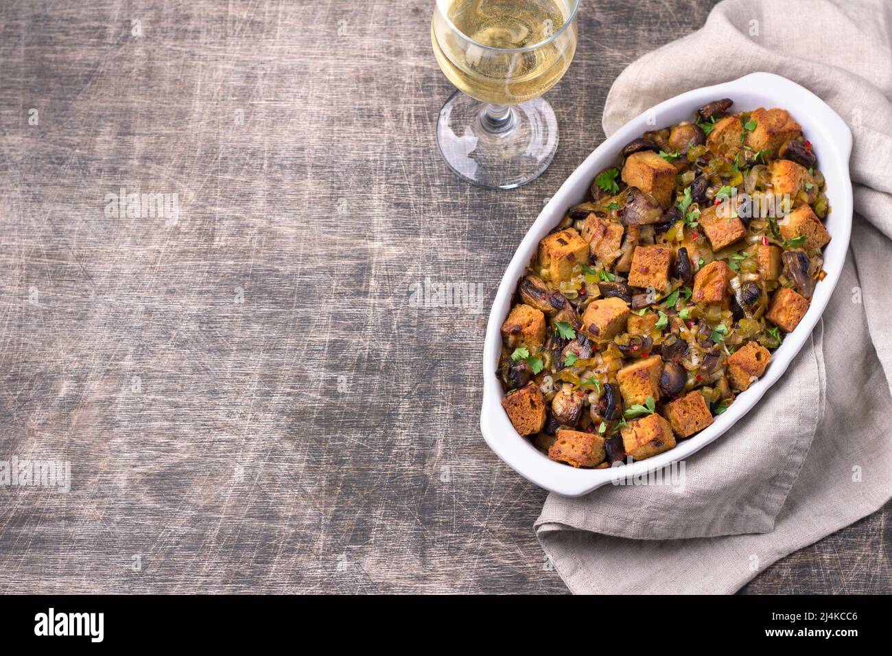 Farce végétalienne de champignons, poireaux et croquants de croûtons sur table en bois, espace libre, vue de dessus, horizontale. Repas traditionnel de Thanksgiving Banque D'Images