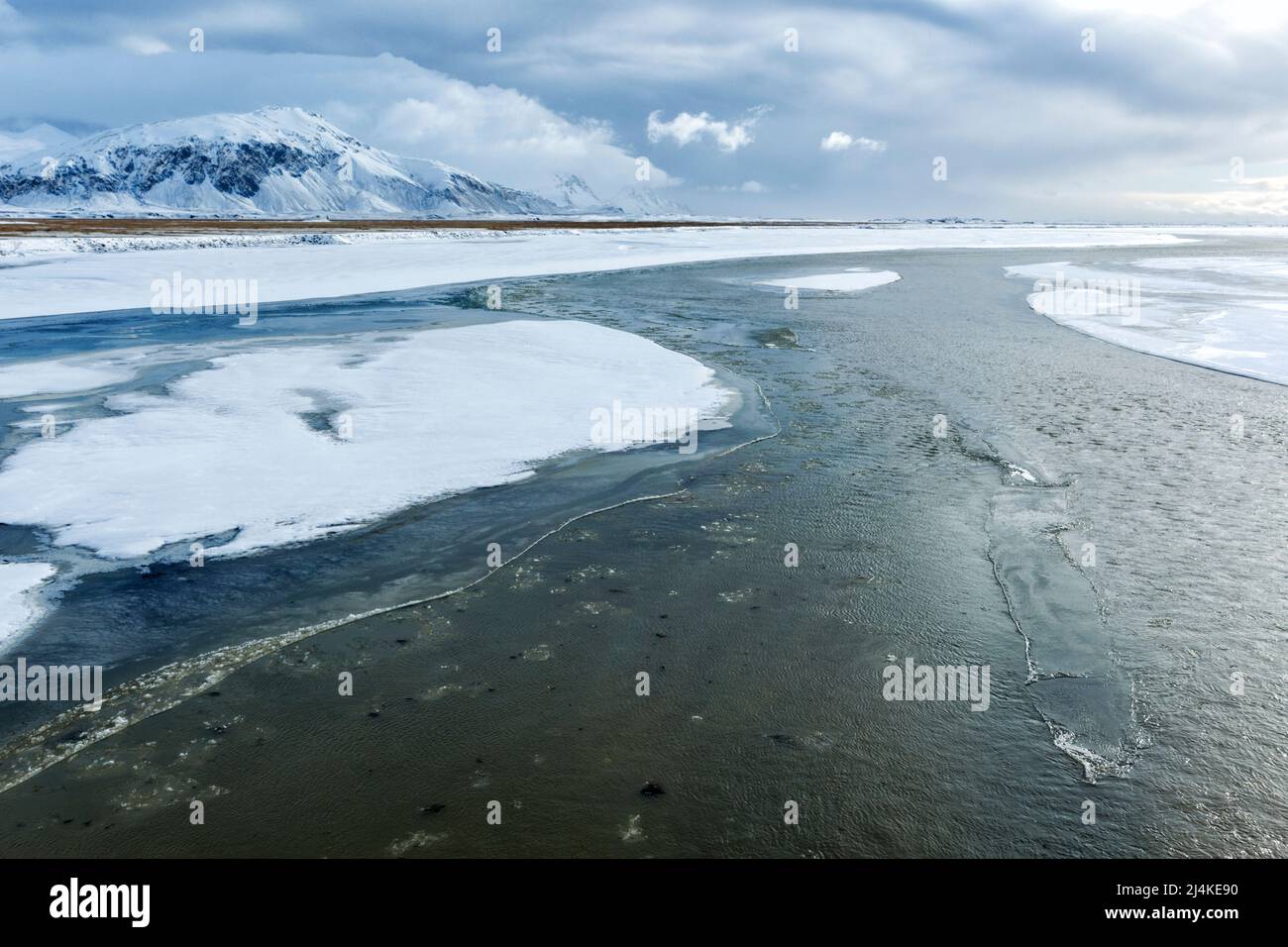 Vue d'hiver de Hornafjarðarfljót, une rivière glaciaire très large mais peu profonde qui coule principalement de Hof­fellsjökull et se vidant dans Hornafjörður. Islande. Banque D'Images
