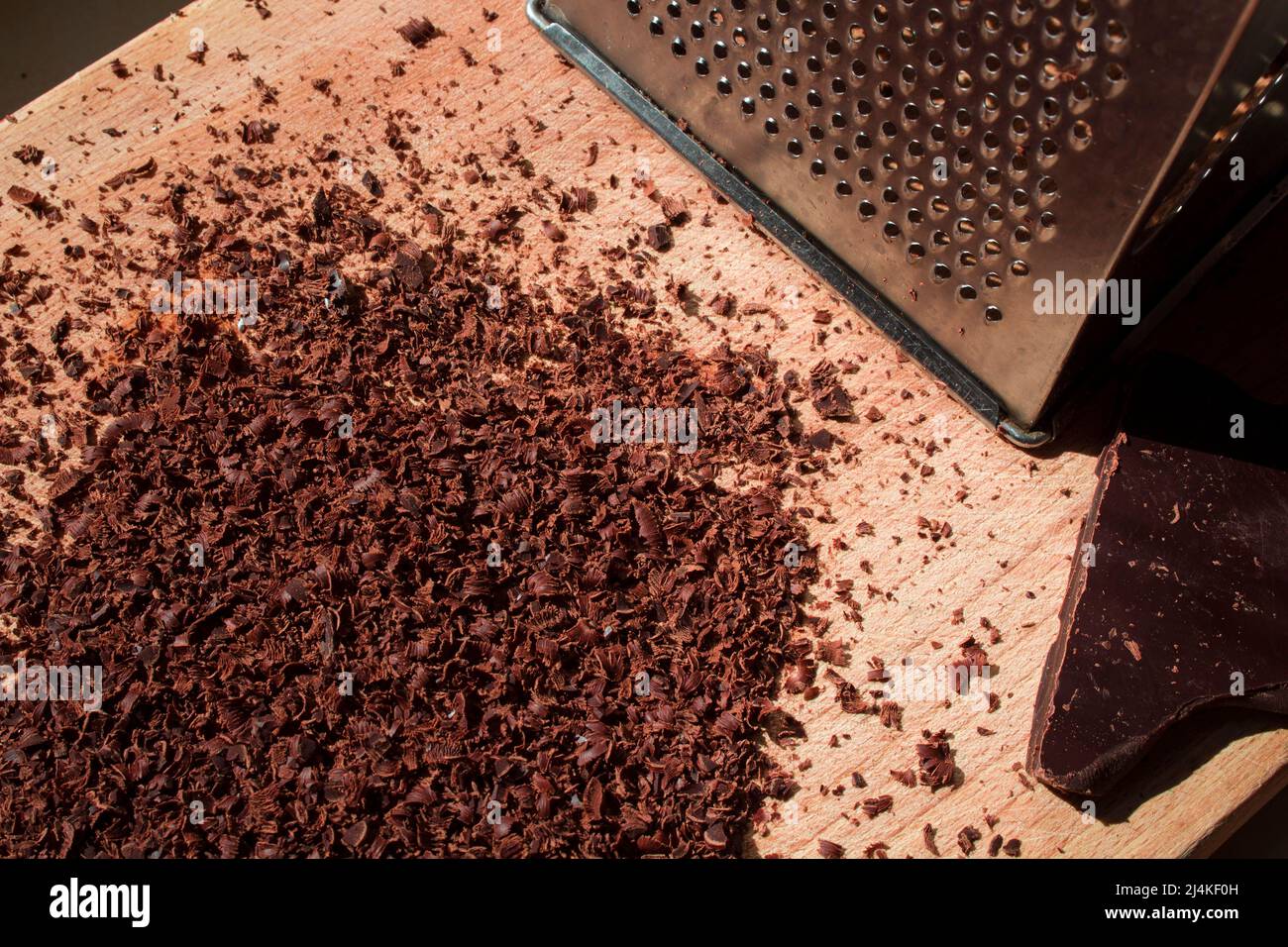 Râpe à chocolat, chocolat râpé et on a chopping board Photo Stock - Alamy