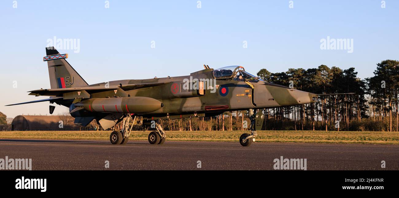 Ex RAF Jaguar GR.1 XX741 sur la piste à RAF Bentseaux, Suffolk, Royaume-Uni Banque D'Images