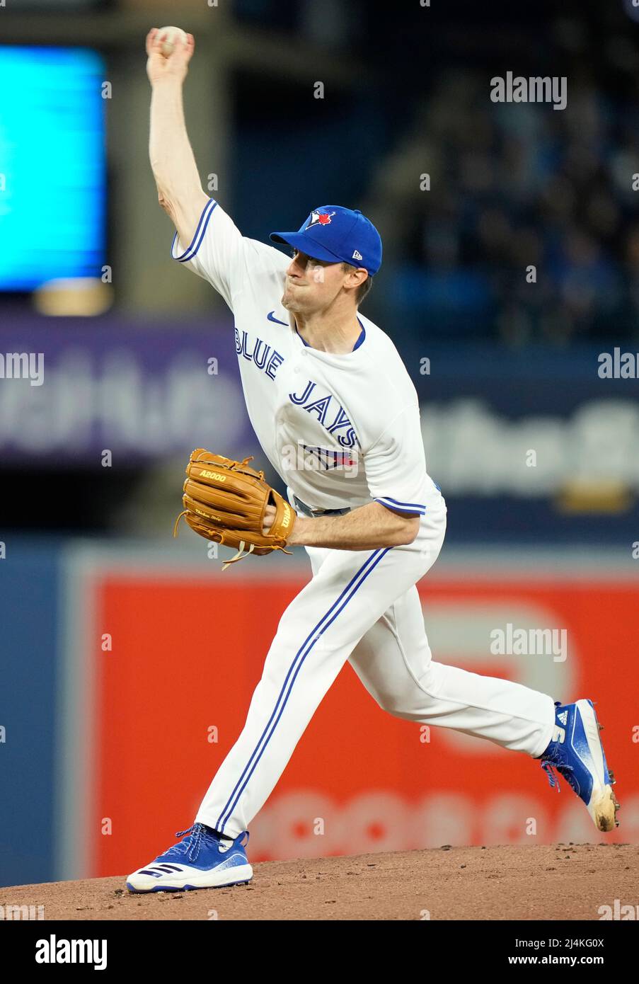 Les Blue Jays de Toronto démarrant le lanceur Ross Stripling (48) se lance contre les Oakland Athletics lors du premier repas de l'action de la Ligue américaine à Toronto, le vendredi 15 avril 2022. LA PRESSE CANADIENNE/Frank Gunn Banque D'Images