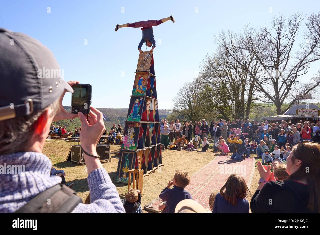 Saint Goarshausen, Allemagne. 16th avril 2022. Un acrobat se produit au tournoi de joutes sur le plateau de la roche de Loreley. De nombreuses personnes ont été attirés par le marché médiéval et le tournoi de joutes le samedi Saint par beau temps. Crédit : Thomas Frey/dpa/Alay Live News Banque D'Images