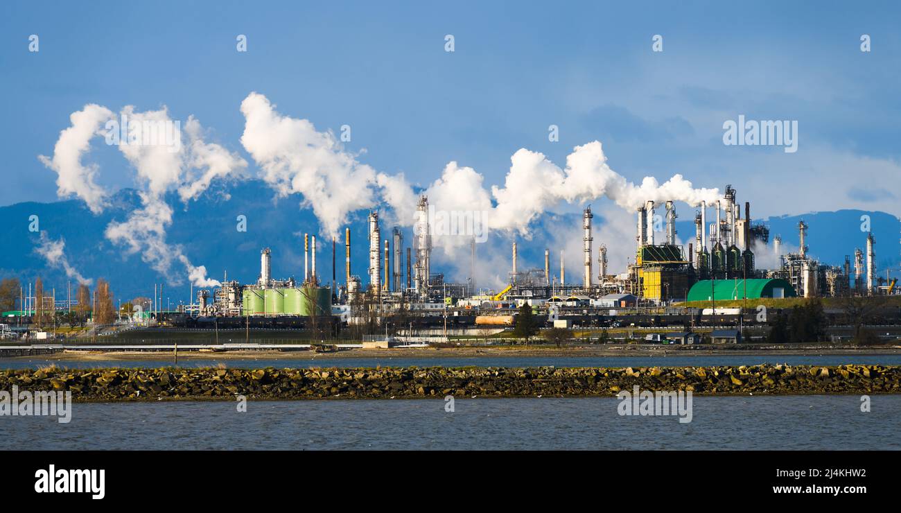 Anacortes, WA, USA - 12 avril 2022 ; la vapeur est soufflée au-dessus de l'usine de traitement du pétrole de March point à March point, dans l'État de Washington du Nord-Ouest Banque D'Images
