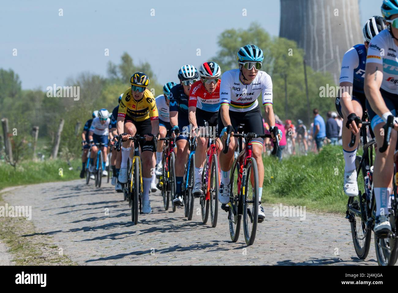 Elisa Balsamo, championne du monde, sur le Hornaing sector des pavés à Paris-Roubaix femmes Banque D'Images