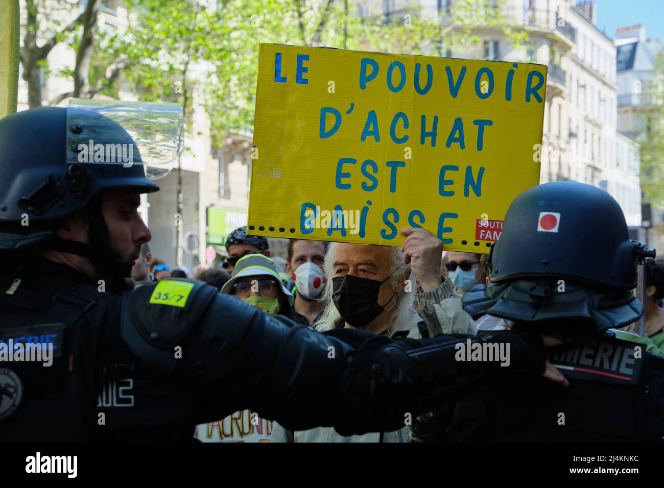 Paris, Paris, FRANCE. 16th avril 2022. Les organisations anti-racisme et anti-fascisme, les syndicats et les groupes de la société civile, se joignent à des milliers de manifestants dénonçant la présence de Marine le Pen, une personnalité politique d'extrême droite, au second tour des élections présidentielles françaises à Paris, en France. Le parti d'extrême droite, le rassemblement National, le parti de Marine le Pen, n'a jamais été aussi près de remporter la présidence dans son histoire. Marine le Pen est confronté au président français actuel Emmanuel Macron, lors des élections présidentielles du 24th 2022 avril. Crédit : ZUMA Press, Inc./Alay Live News Banque D'Images