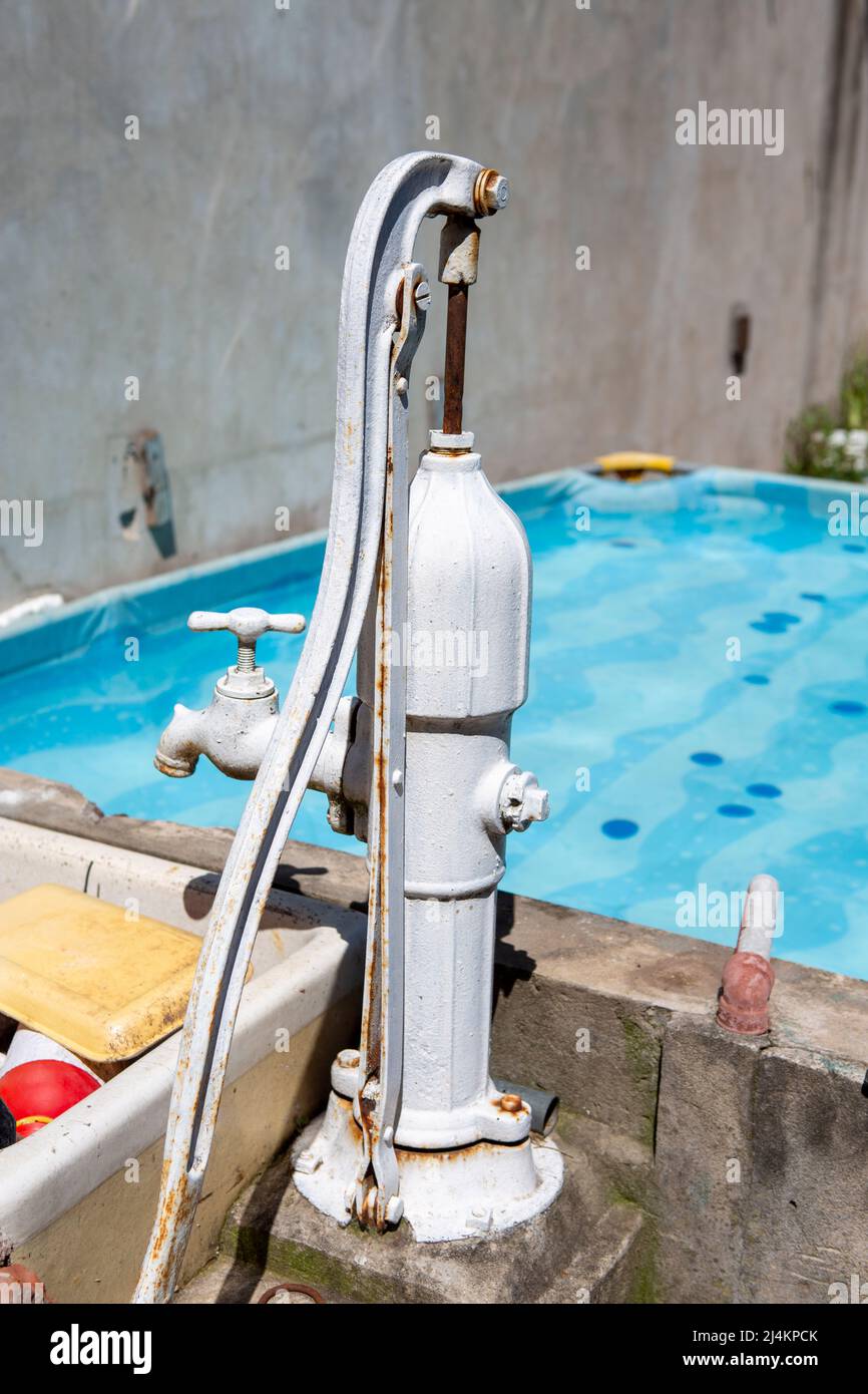 pompe à eau manuelle avec robinet dans le jardin Photo Stock - Alamy