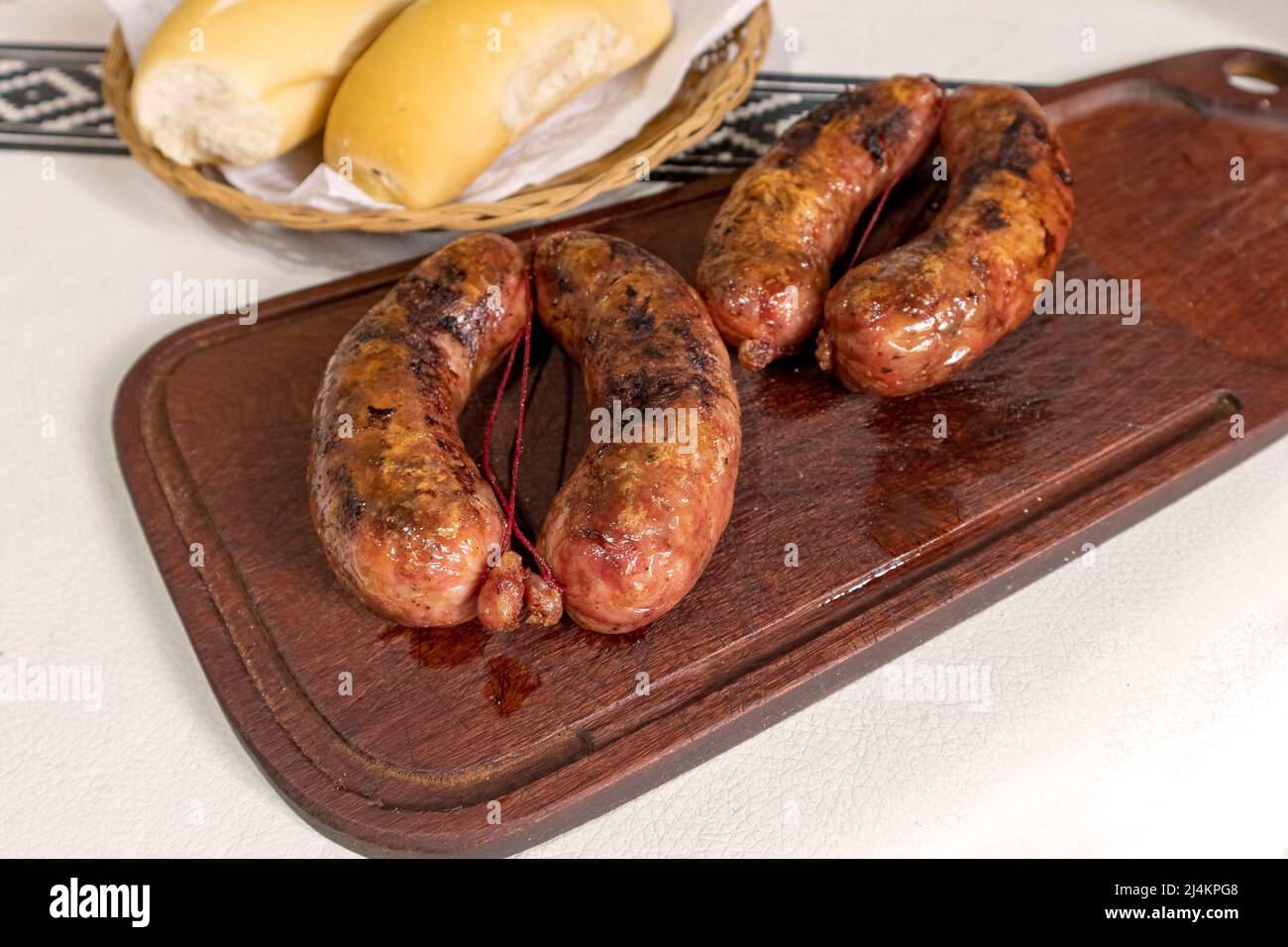 planche en bois avec plat argentin à la saucisse de criollo Banque D'Images