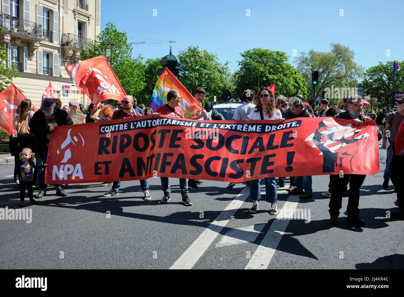 Paris, Paris, FRANCE. 16th avril 2022. Les organisations anti-racisme et anti-fascisme, les syndicats et les groupes de la société civile, se joignent à des milliers de manifestants dénonçant la présence de Marine le Pen, une personnalité politique d'extrême droite, au second tour des élections présidentielles françaises à Paris, en France. Le parti d'extrême droite, le rassemblement National, le parti de Marine le Pen, n'a jamais été aussi près de remporter la présidence dans son histoire. Marine le Pen est confronté au président français actuel Emmanuel Macron, lors des élections présidentielles du 24th 2022 avril. Crédit : ZUMA Press, Inc./Alay Live News Banque D'Images