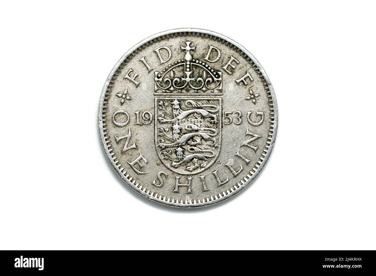 Gros plan sur le côté queues d'une pièce de shilling pré-décimale, également connue sous le nom de bob, daté de 1953, isolée sur fond blanc. Banque D'Images