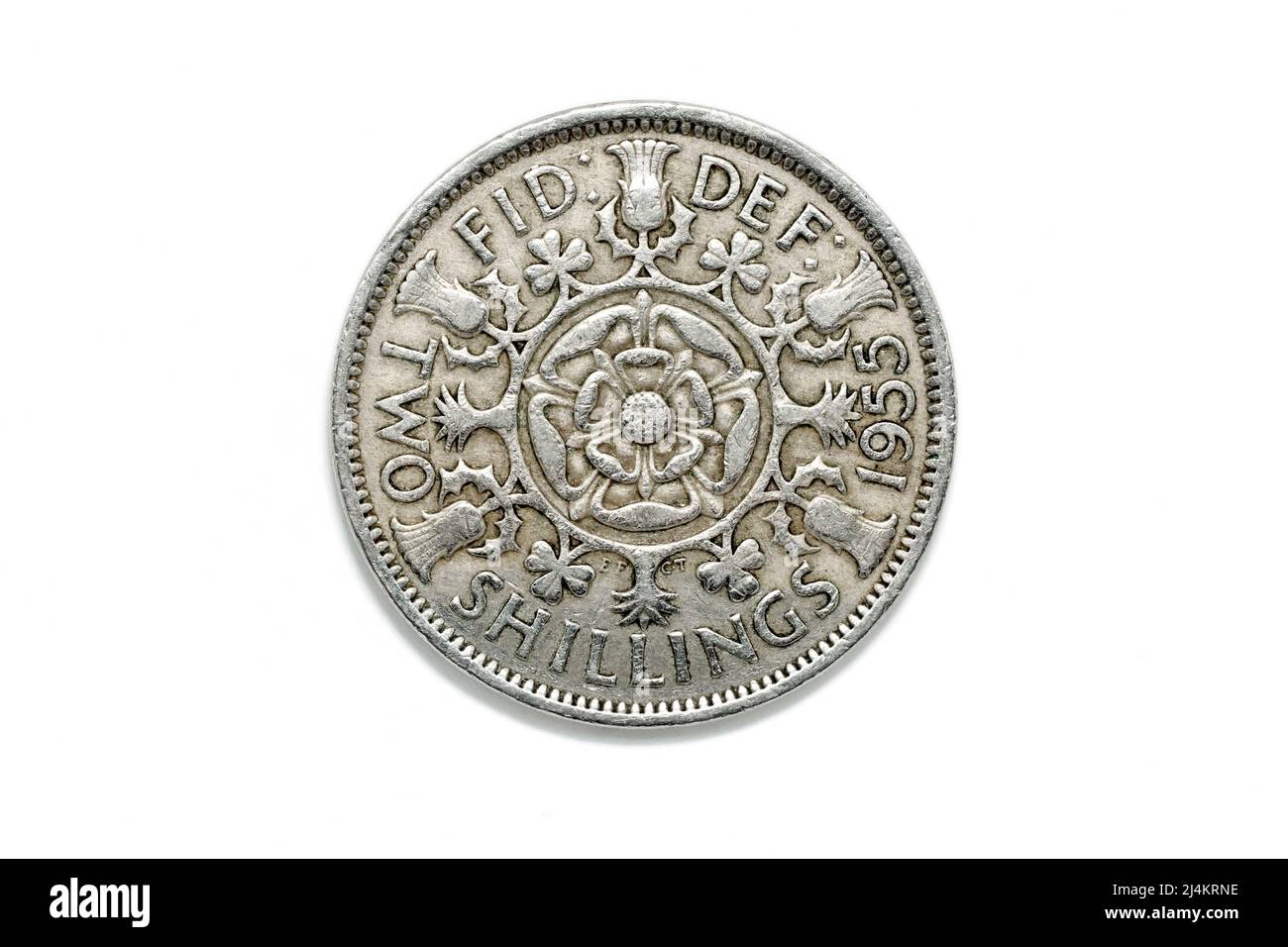 Gros plan montrant le côté queues d'une pièce de deux shilling au Royaume-Uni pré-décimale, deux bob bit ou florin, daté de 1955, isolée sur un fond blanc. Banque D'Images