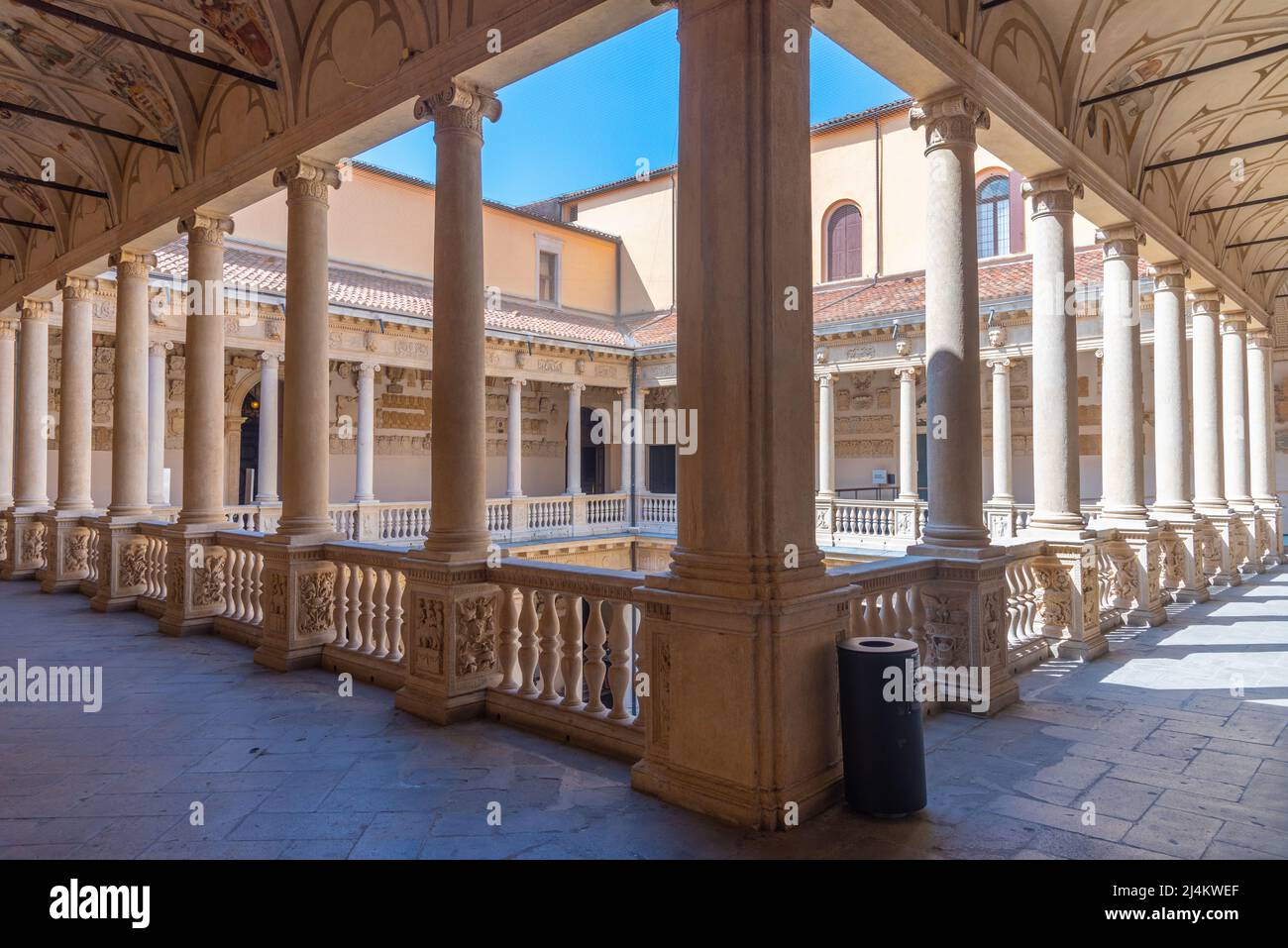 Padoue, Italie, 30 août 2021: Arcade de l'Université de Padoue au Palazzo Bo en Italie. Banque D'Images