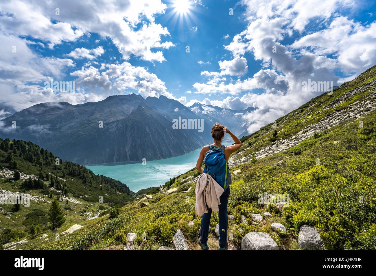 Wanderin genießt Aussicht auf Schlegeisspeicher Banque D'Images