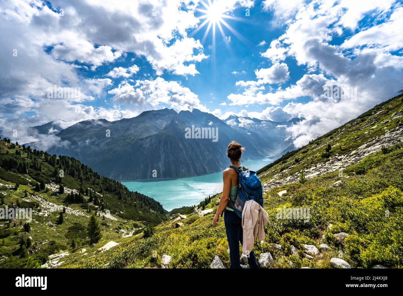 Wanderin genießt Aussicht auf Schlegeisspeicher Banque D'Images