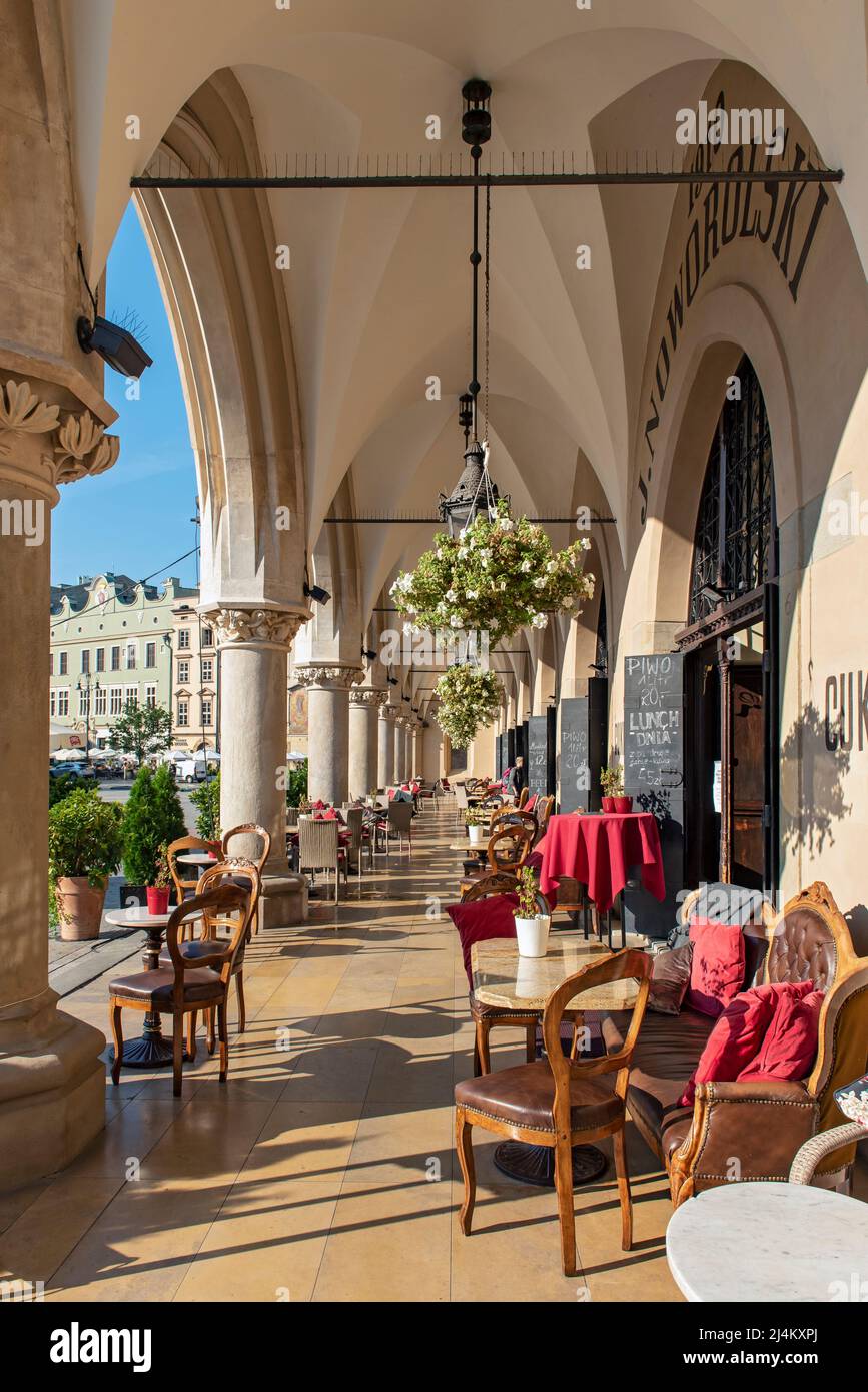 Arcades de Sukiennice Cloth Hall, place principale, Rynek Glowny, Cracovie, Pologne Banque D'Images
