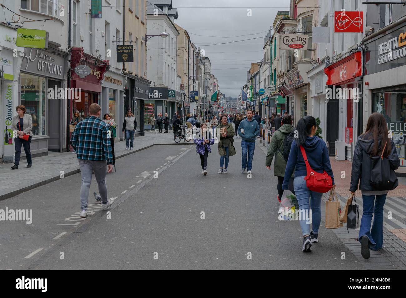 Cork, Irlande. 16th avril 2022. Les clients se rendre en ville pour le dernier jour de shopping avant Pâques, Cork, Irlande. Les clients se sont emmenés à Cork City dans leurs criques aujourd'hui avant le week-end de Pâques malgré les averses éparses tout au long de la journée, beaucoup ont pu être vus dans les principales rues commerçantes qui laissaient des sacs et beaucoup étaient assis dans des cafés, des restaurants et des pubs dans toute la ville. Credit: Damian Coleman/Alay Live News Banque D'Images