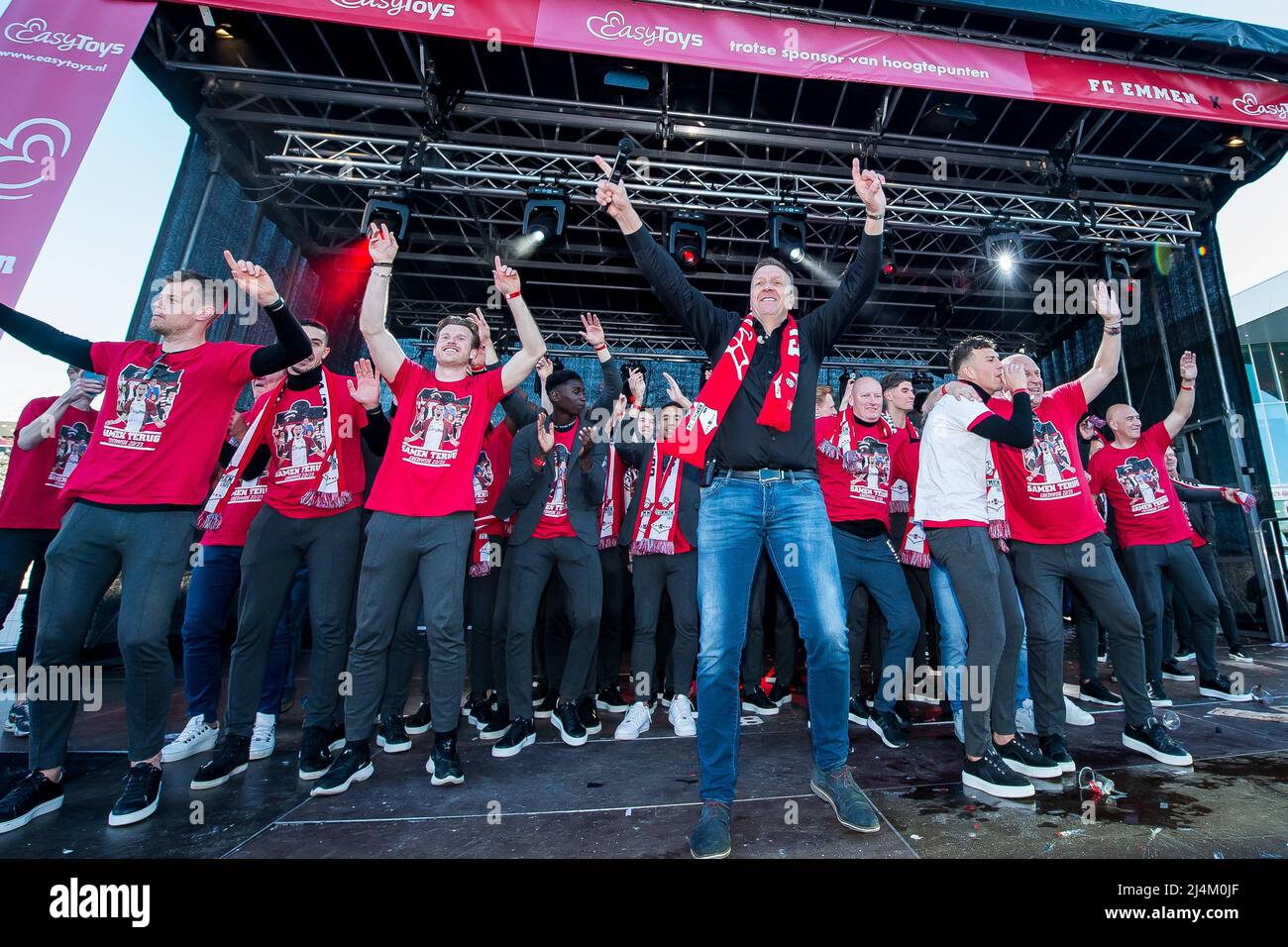 EMMEN - FC Emmen joueurs, chanteur Jannes sur le Raadhuisplein pendant la cérémonie de l'équipe. Le club de football revient à l'Eredivisie après un an, après avoir gagné le match contre le FC Dordrecht avec 0-1. ANP COR LASKER Banque D'Images