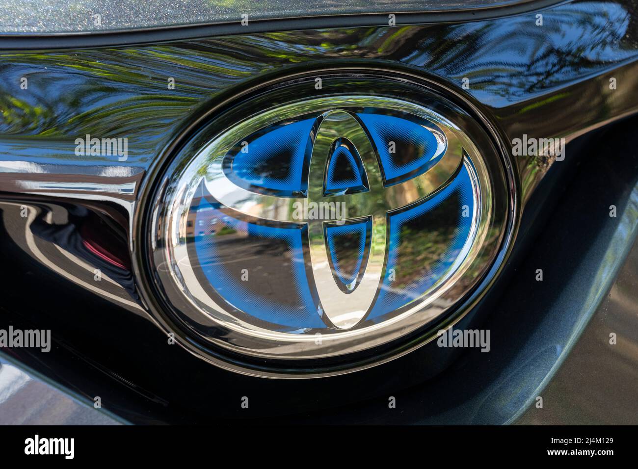 Le logo de la marque Toyota avec une bordure bleue, utilisé pour les modèles de voitures hybrides, sur un modèle Toyota CH-R. 2021 ROYAUME-UNI Banque D'Images