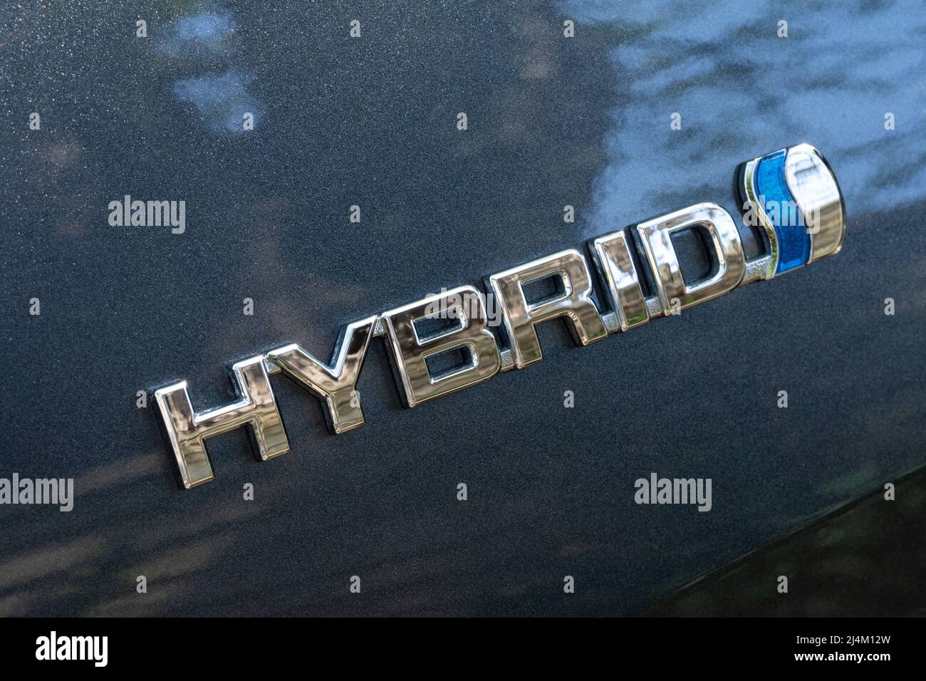Logo Toyota Hybrid argent métallisé et bleu avec le mot Hybrid sur une Toyota CH-R européenne 2021 ROYAUME-UNI Banque D'Images