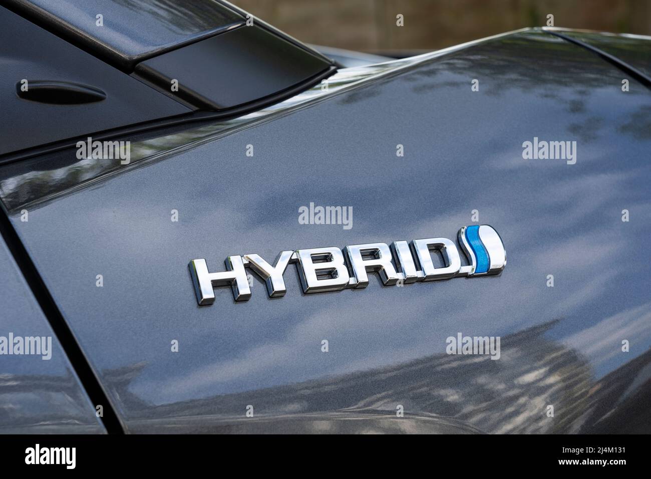 Logo Toyota Hybrid argent métallisé et bleu avec le mot Hybrid sur une Toyota CH-R européenne 2021 ROYAUME-UNI Banque D'Images