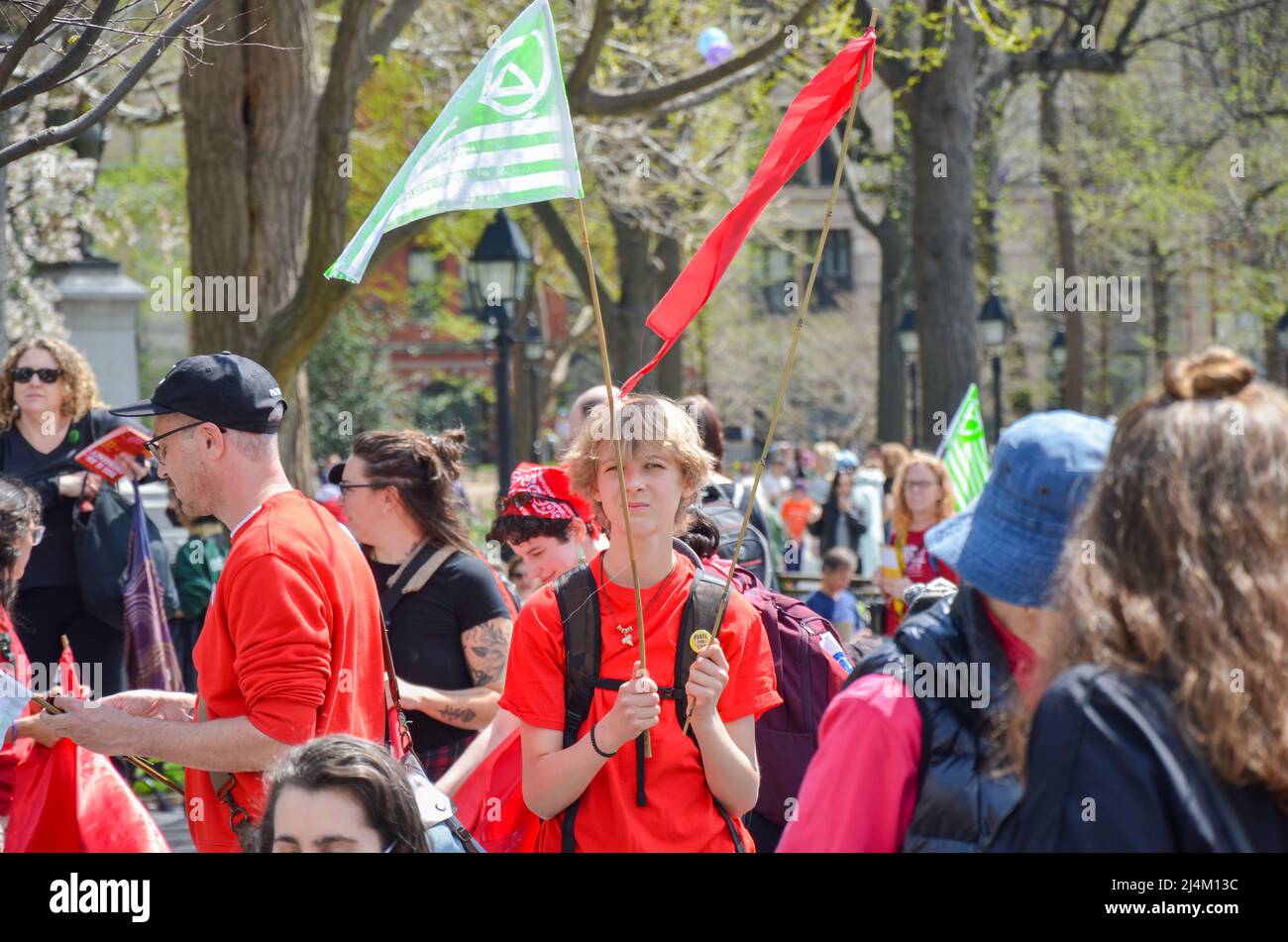 Le 16 avril 2022, un jeune militant contre le climat est vu arborer un  drapeau pro Climate Justice à Washington Square Park, à New York Photo  Stock - Alamy