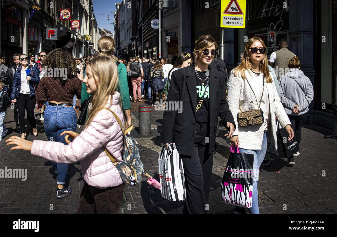 2022-04-16 15:03:02 AMSTERDAM - foules sur le Nieuwendijk dans le centre d'Amsterdam. Le beau temps attire beaucoup de touristes dans la capitale à cause du week-end de Pâques. ANP RAMON VAN FLYMEN pays-bas sortie - belgique sortie Banque D'Images