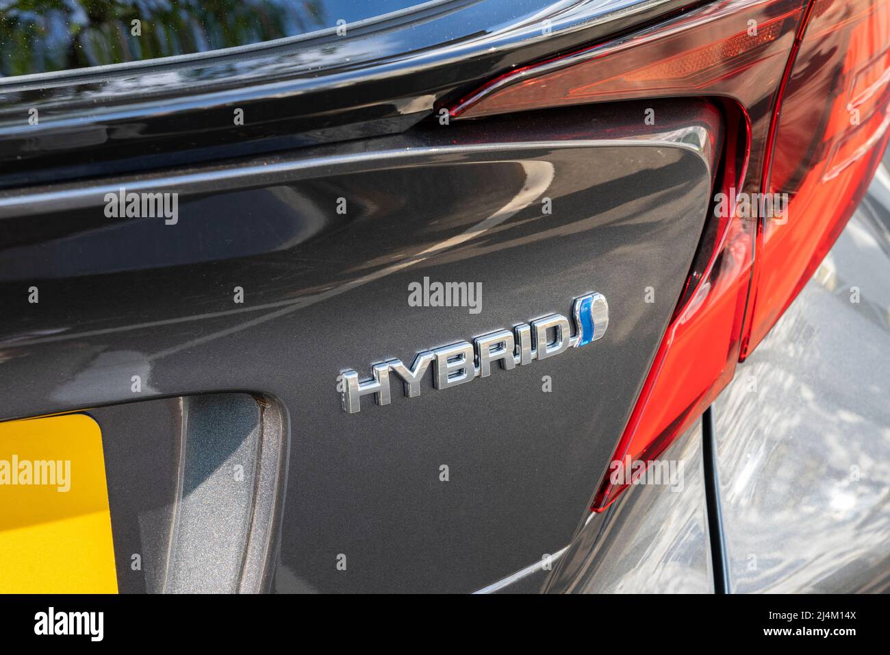 Logo Toyota Hybrid argent métallisé et bleu avec le mot Hybrid sur une Toyota CH-R européenne 2021 ROYAUME-UNI Banque D'Images