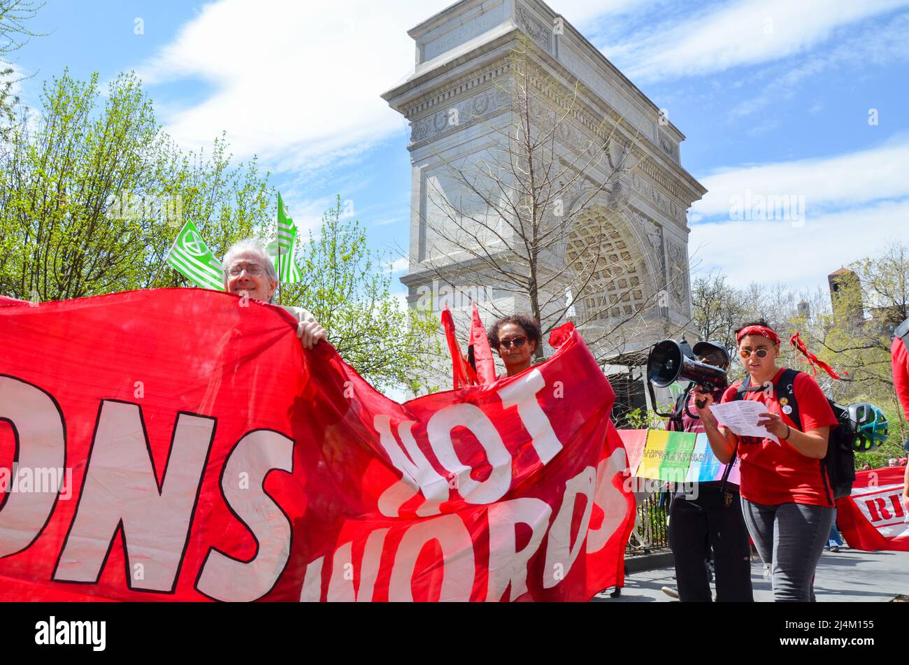 Les activistes de la rébellion des extinction portent tous les couleurs rouges pour alerter ceux qui sont au pouvoir d'agir rapidement pour la justice climatique au parc Washington Square, Banque D'Images
