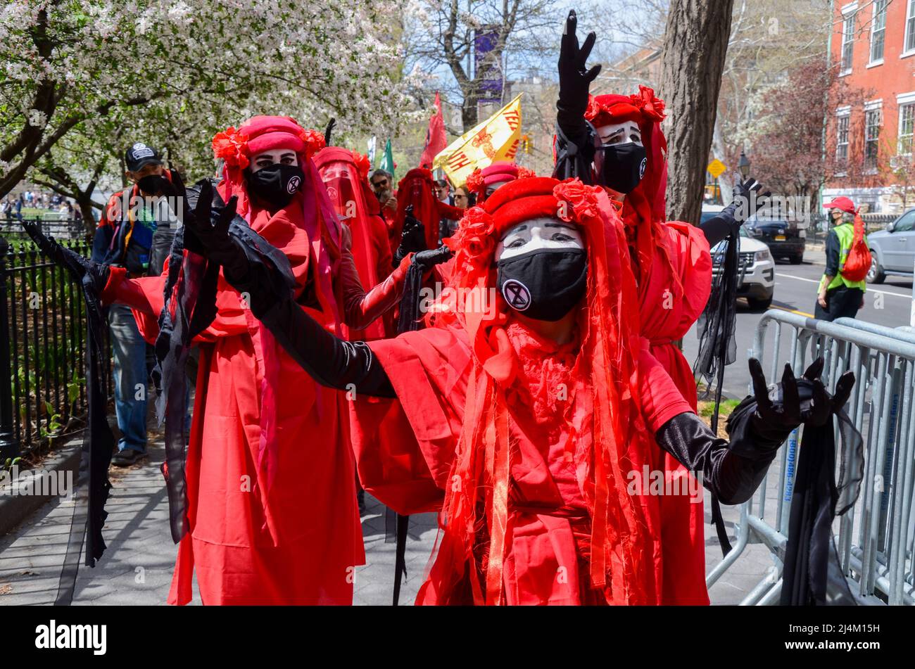 Les activistes de la rébellion des extinction portent tous les couleurs rouges pour alerter ceux qui sont au pouvoir d'agir rapidement pour la justice climatique au parc Washington Square, Banque D'Images