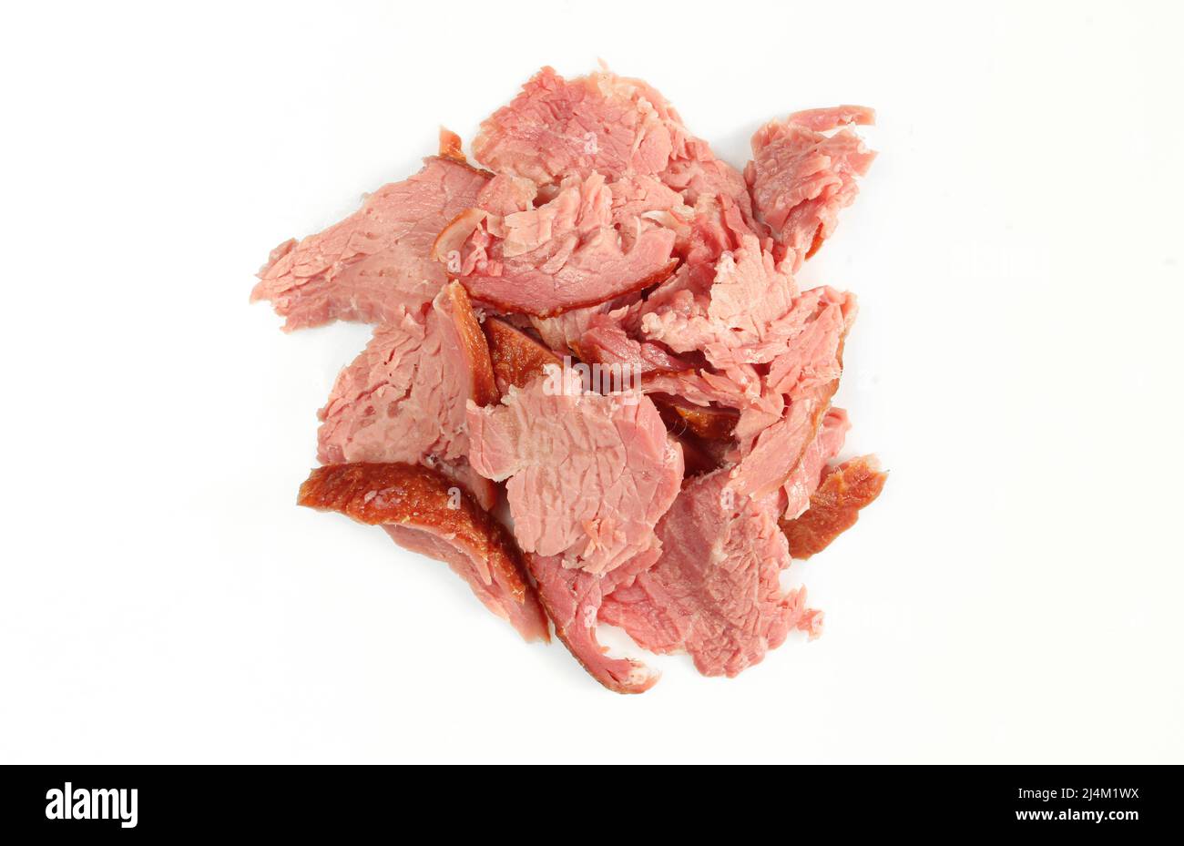 Pile de viande de bœuf fumé hachée isolée sur fond blanc Banque D'Images