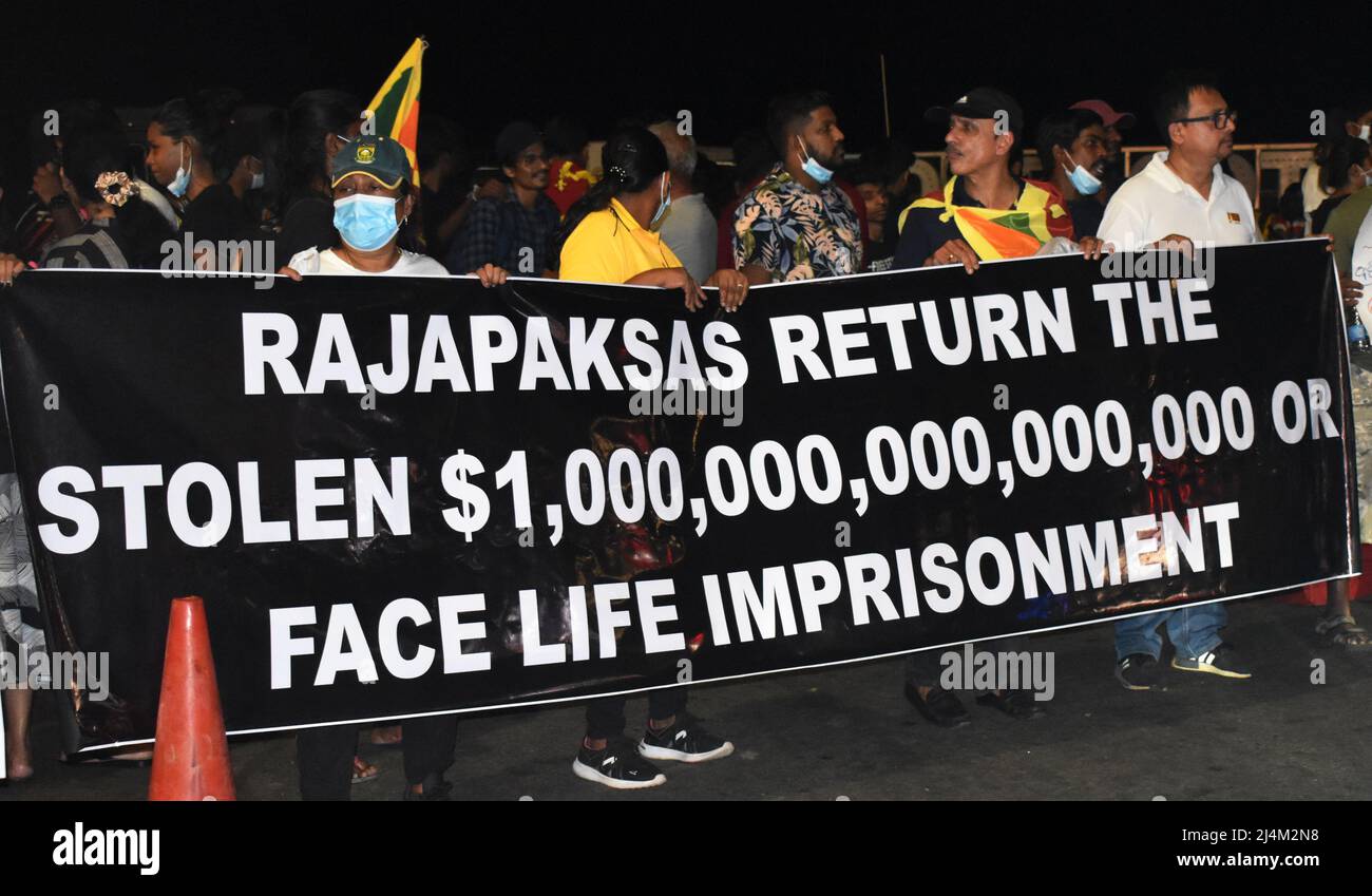 Colombo, Sri Lanka. 15th avril 2022. La manifestation au Galle face Green s'est poursuivie pendant les 8th jours consécutifs, avec des personnes se rassemblant en grand nombre pendant la période des fêtes. Le peuple sri-lankais exige que le président Gotabaya Rajapaksa et le gouvernement se débadent au fur et à mesure que le pays a fait faillite. Banque D'Images