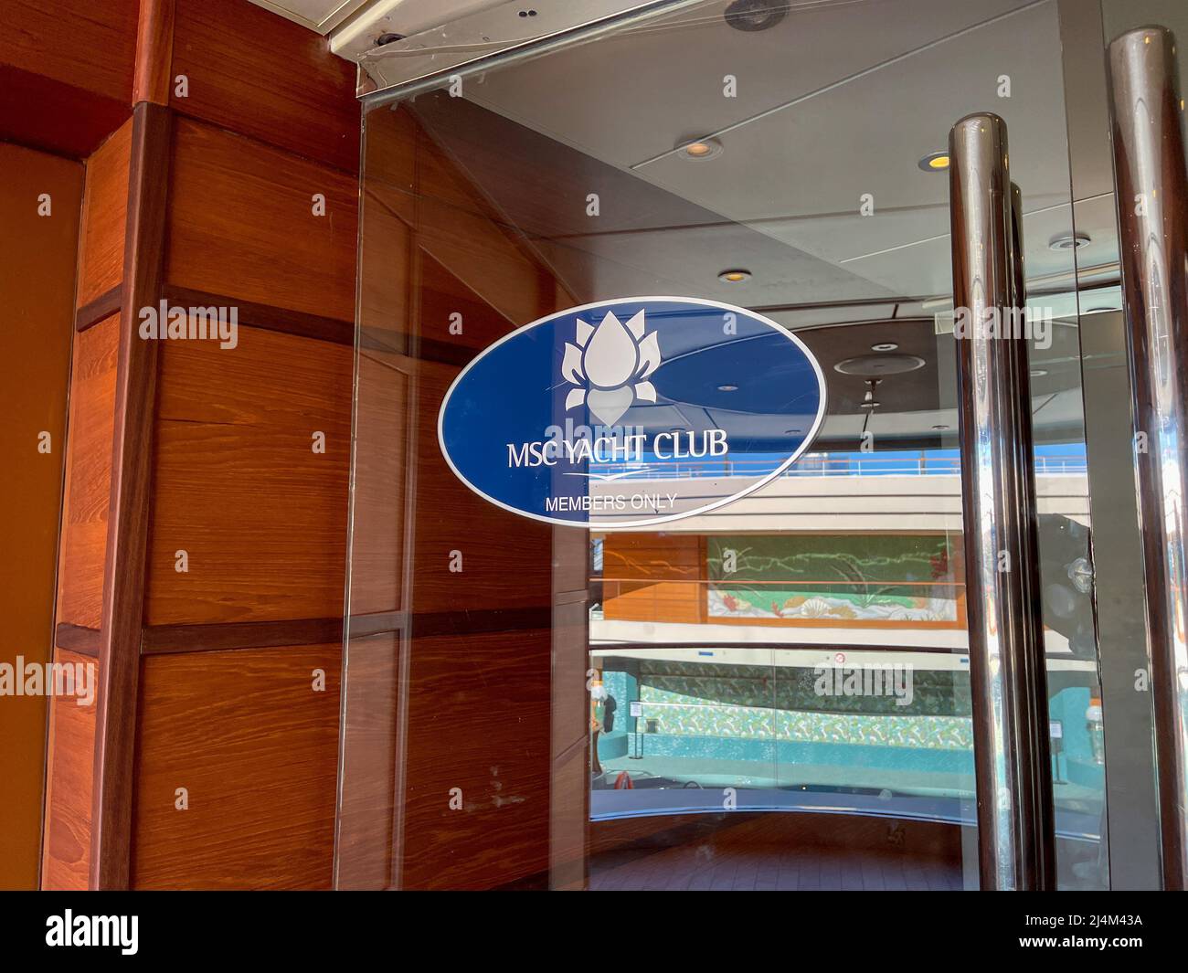 Orlando, FL USA - 12 octobre 2021: L'entrée à la zone exclusive MSC Yacht Club à bord du bateau de croisière Divina. Banque D'Images