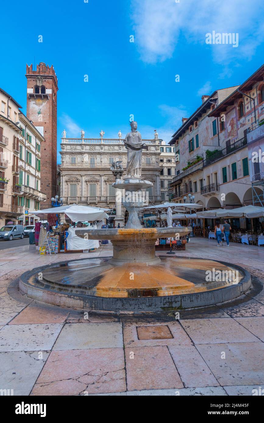 Vérone, Italie, 26 août 2021 : Fontana Madonna Vérone sur la Piazza delle Erbe à Vérone, Italie. Banque D'Images