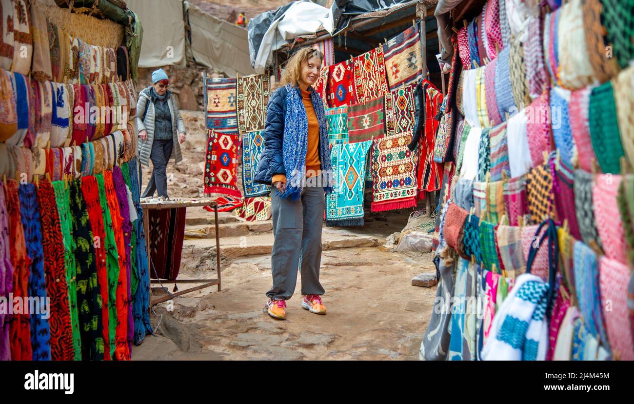 Visite touristique et shopping à Petra Jordan, fond multicolore 20 février 2020 Banque D'Images