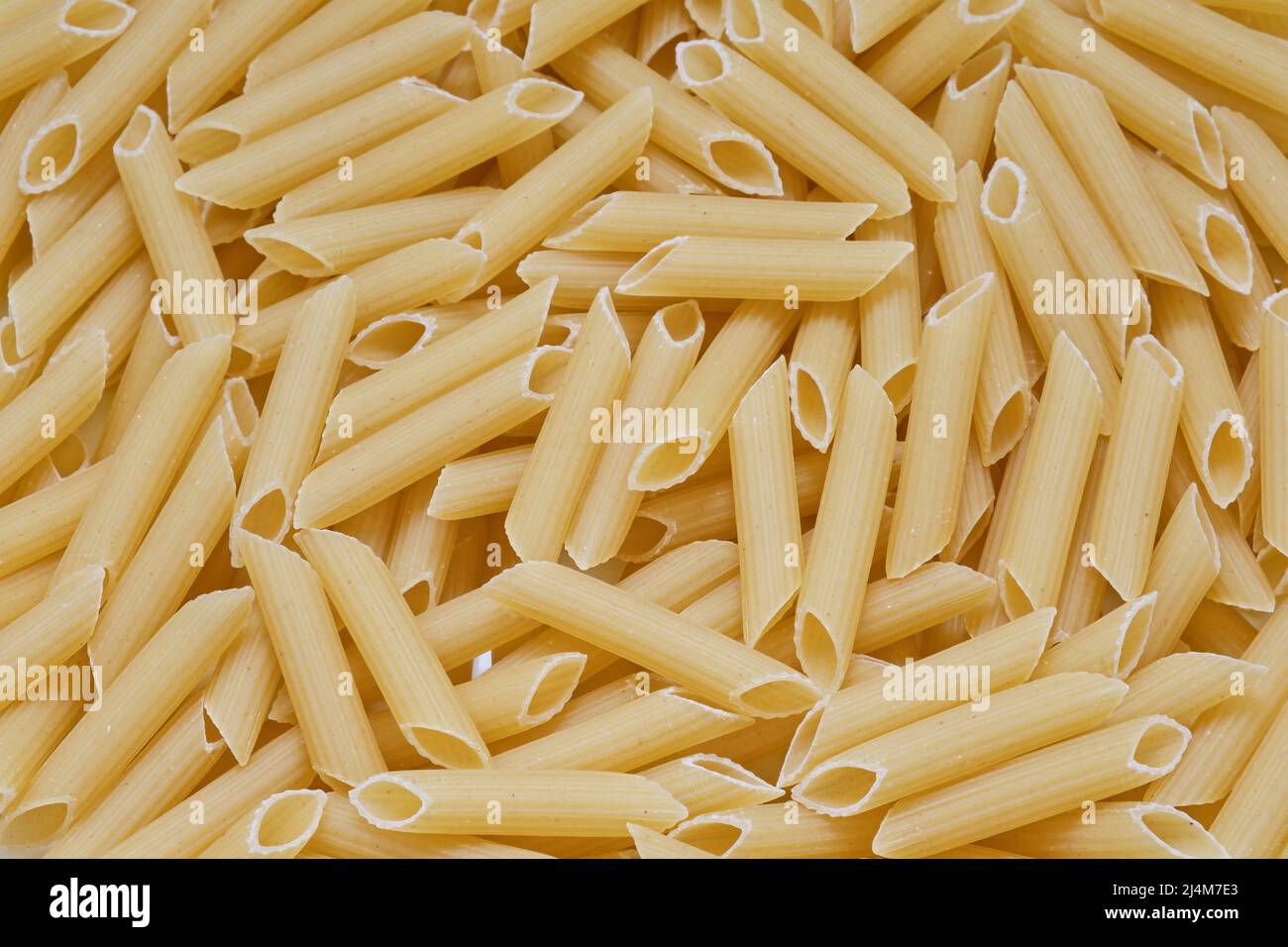 Beaucoup de pâtes penne. Texture macaroni sèche. Banque D'Images