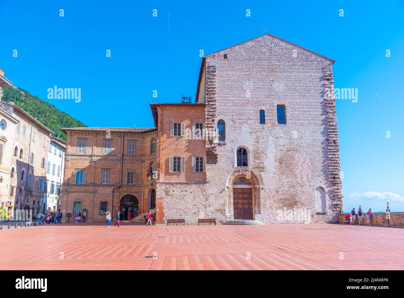 Gubbio, Italie, 1 octobre 2021 : Palazzo Pretorio dans la vieille ville de Gubbio en Italie. Banque D'Images