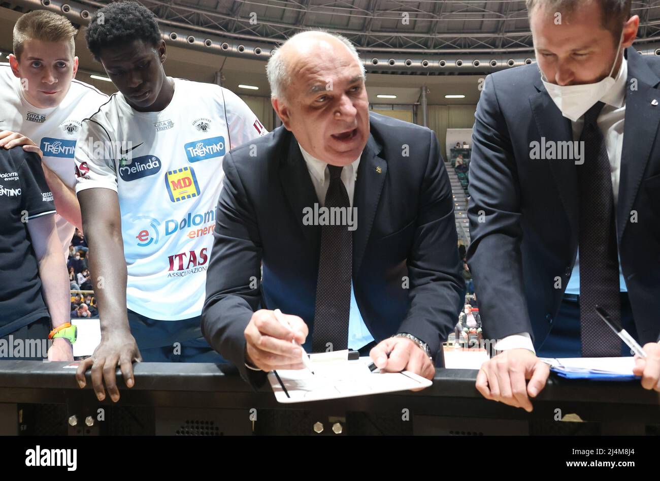 Emanuele Molin (entraîneur-chef de Dolomiti Energia Trento) pendant la série A1 du championnat italien de basketball LBA Kigili Fortitudo Bologna vs. Dolomiti energia Trento au palais sportif de Paladozza - Bologne, 16 avril 2022 - photo: Michele Nucci Banque D'Images