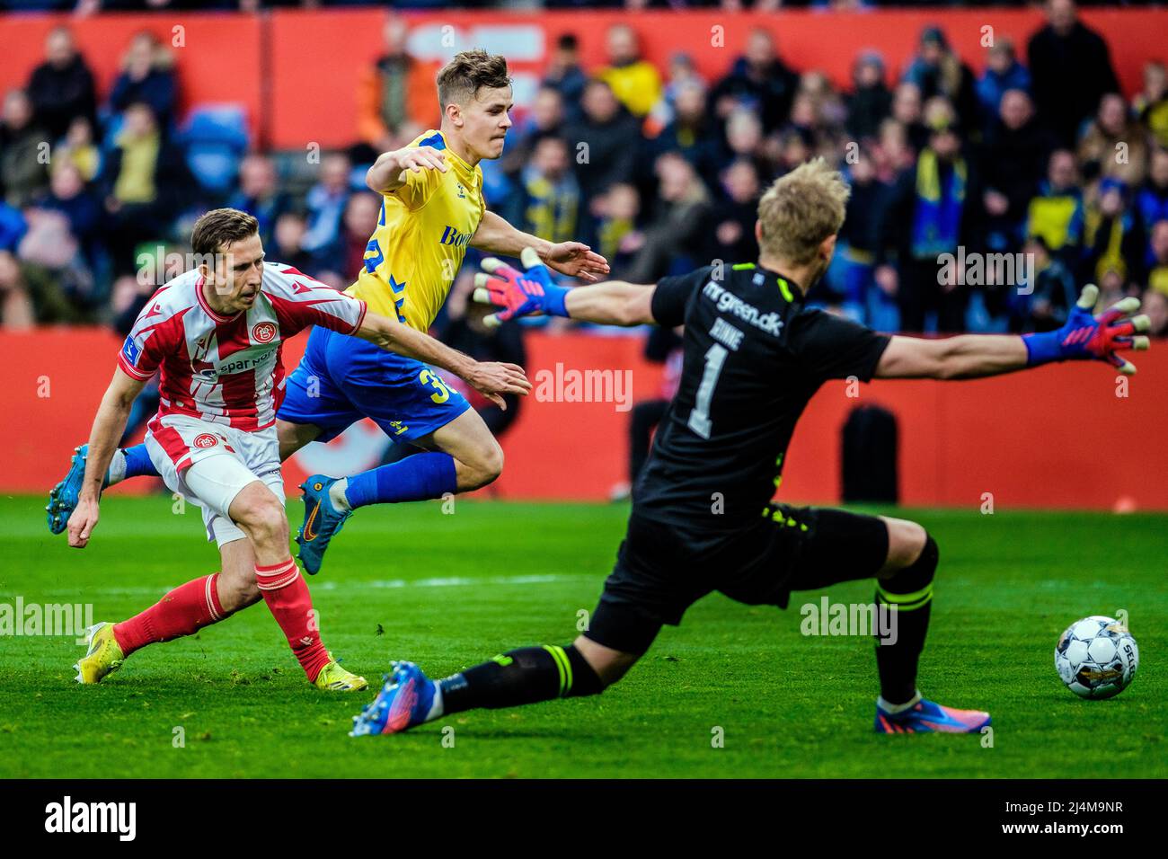 Brondby, Danemark. 14th, avril 2022. Mathias Kvistgaarden (36) de Broendby IF et Jakob Ahlmann (3) d'AAB vus pendant le match Superliga de 3F entre Broendby IF et Aalborg Boldklub à Brondby Stadion. (Crédit photo: Gonzales photo - Robert Hendel). Banque D'Images