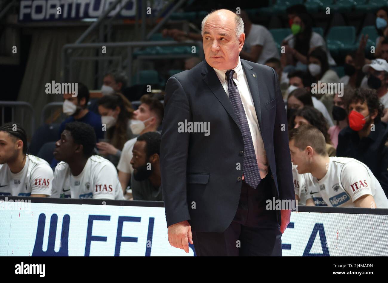 Emanuele Molin (entraîneur-chef de Dolomiti Energia Trento) pendant la série A1 du championnat italien de basketball LBA Kigili Fortitudo Bologna vs. Dolomiti energia Trento au palais sportif de Paladozza - Bologne, 16 avril 2022 - photo: Michele Nucci Banque D'Images