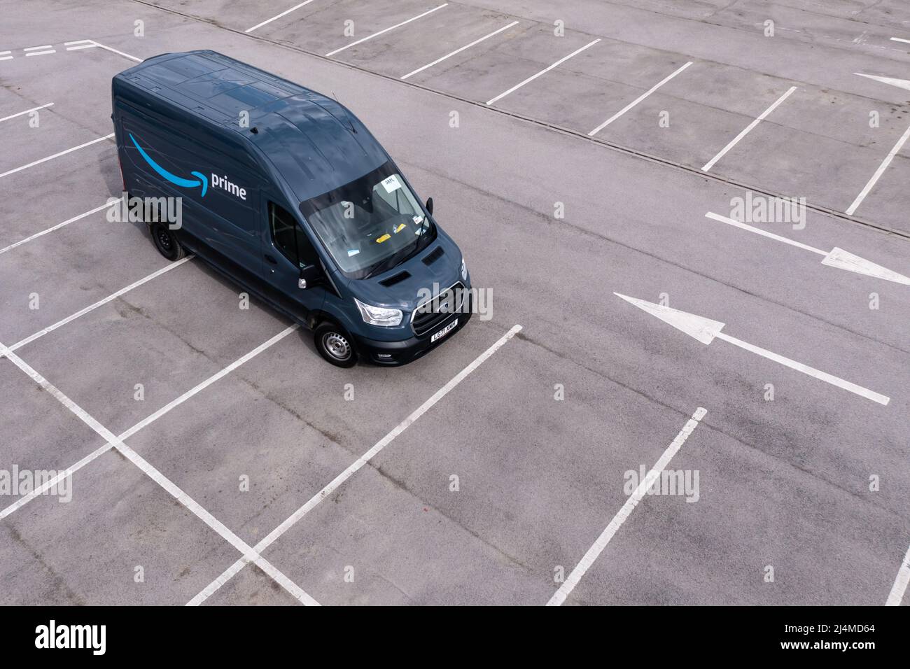 Les camionnettes électriques Amazon Premium Ford E-Transit récemment fabriquées sont prêtes à être expédiées pour livrer des produits avec moins d'émissions Banque D'Images