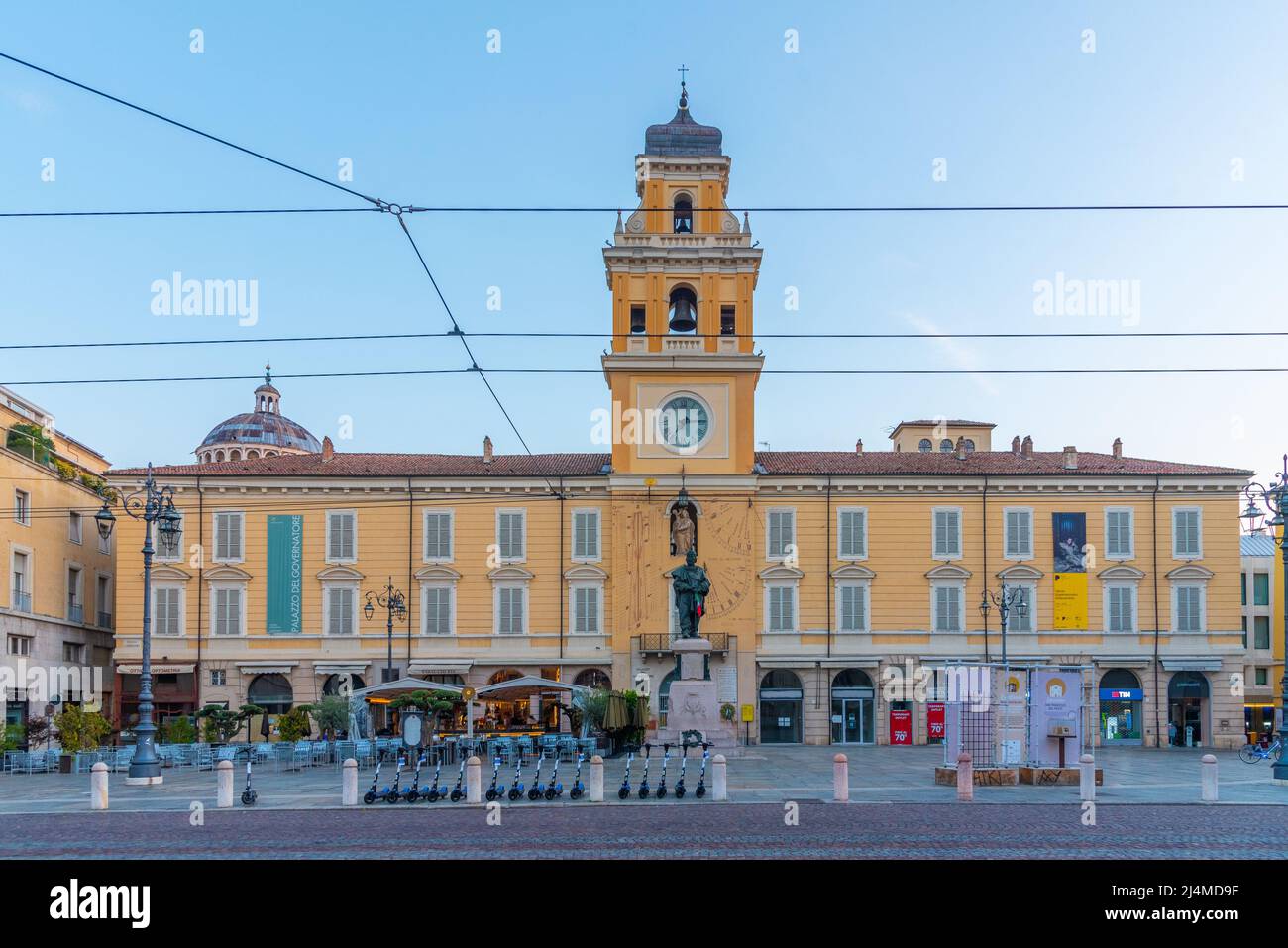 Parme, Italie, 25 septembre 2021 : Palazzo del Governatore dans la ville italienne de Parme. Banque D'Images