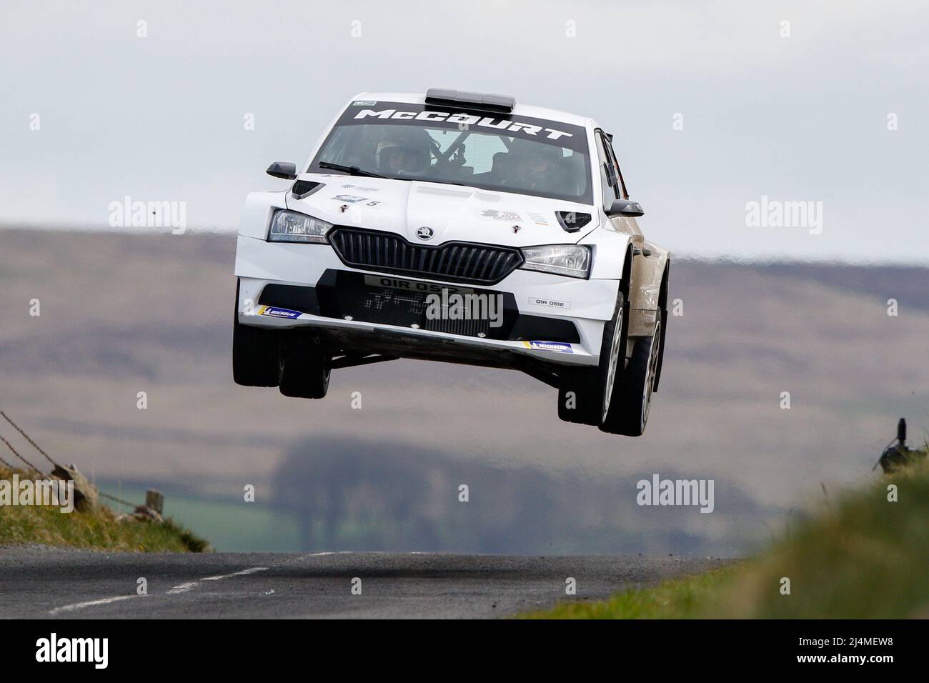 16th avril 2022, Ballymena, County Antrim, Irlande du Nord, Royaume-Uni; Circuit of Ireland International Rally, Round 3 du Irish Tarmac Rally Championship: Catan Mccourt et Liam Moynihan (Fabia R5) sont spectaculaires sur les sauts Banque D'Images