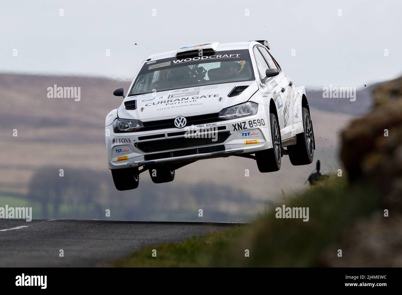 16th avril 2022, Ballymena, County Antrim, Irlande du Nord, Royaume-Uni; Circuit of Ireland International Rally, Round 3 du Irish Tarmac Rally Championship: Callum Devine et Shane Byrne (VW Polo GTI R5) ont terminé en troisième place dans l'ensemble Banque D'Images